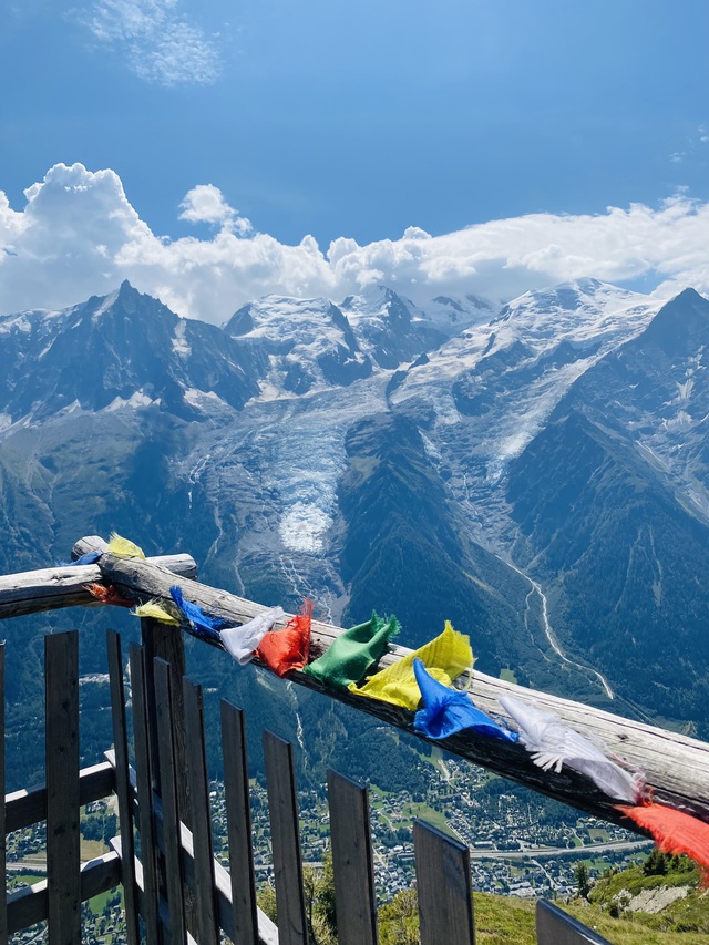trekking w alpach |Widok na masyw Mont Blanc ze schroniska (Refuge de Bellachat)