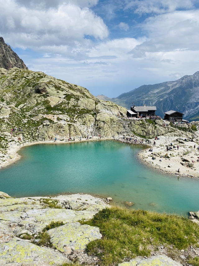 Trekking w Alpach |Jezioro Lac Blanc. Widok na schronisko Refuge of Lac Blanc